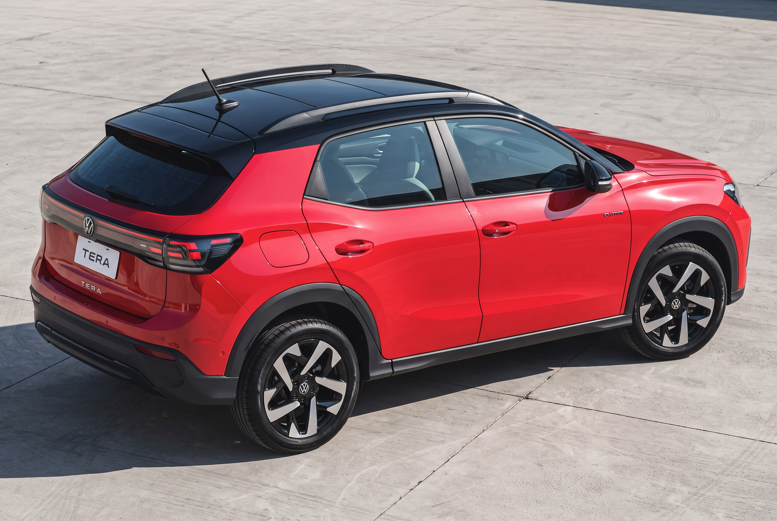 Volkswagen Tera High Vermelho Hypernova, visto de traseira em três quartos oposto ao Polo — imagem ilustrativa baseada nas referências enviadas
